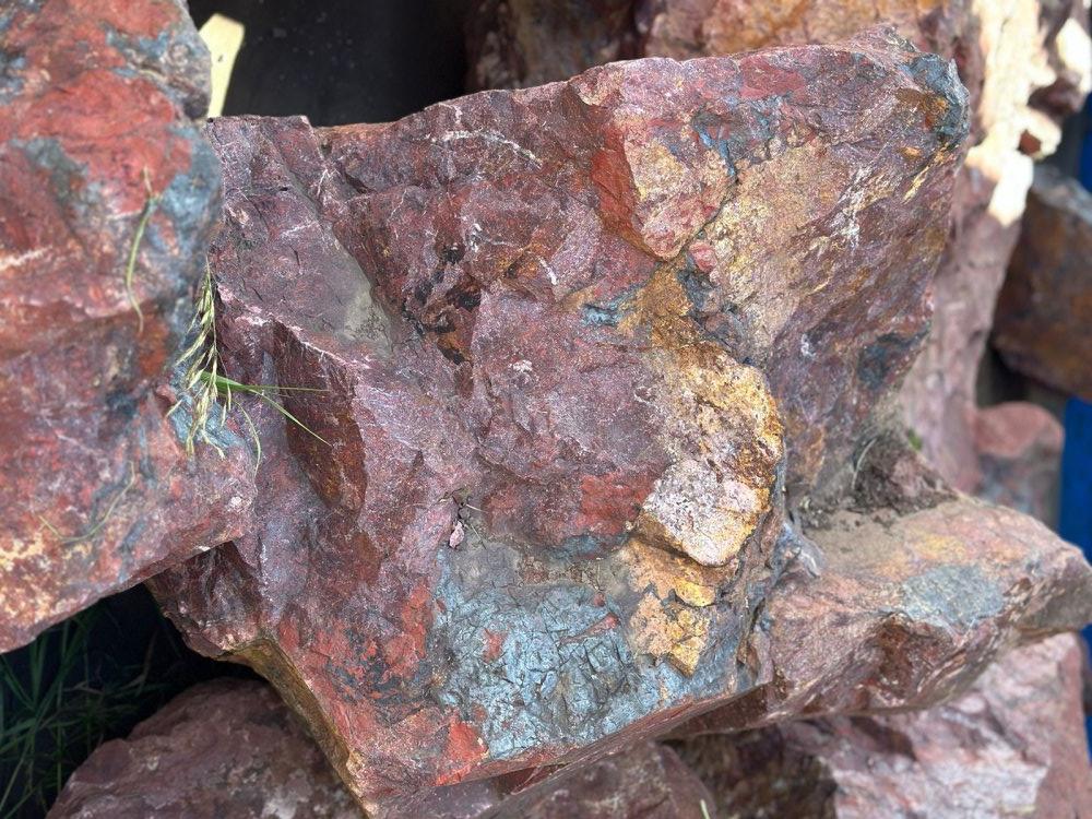 Камни для ландшафтного дизайна красно-фиолетовые 10-60 килограмм купить в Севастополе