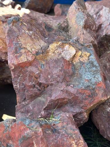 Камни для ландшафтного дизайна красно-фиолетовые 10-60 килограмм купить в Севастополе