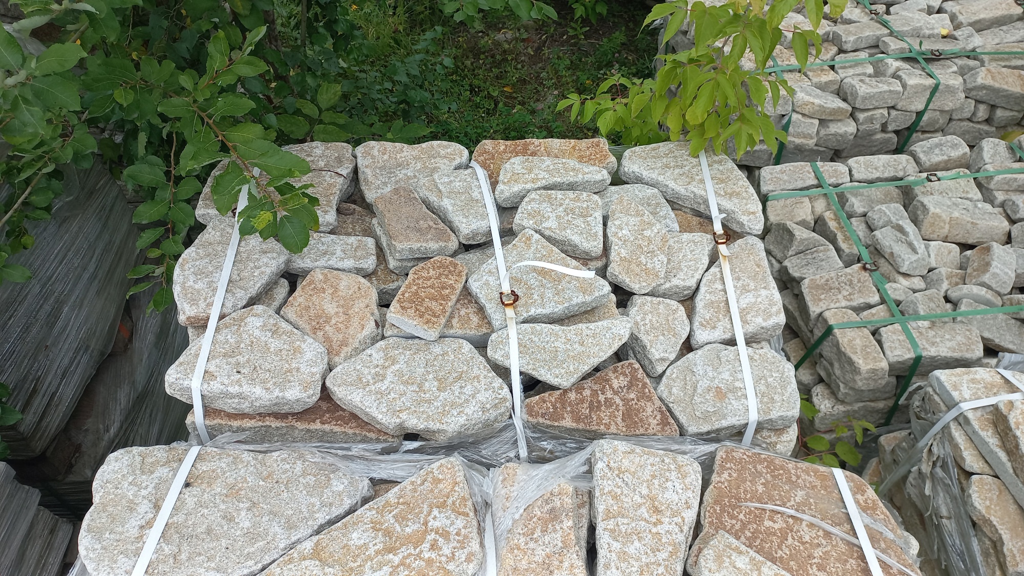 Плитняк галтованный гранитный для ландшафтного дизайна купить в Севастополе