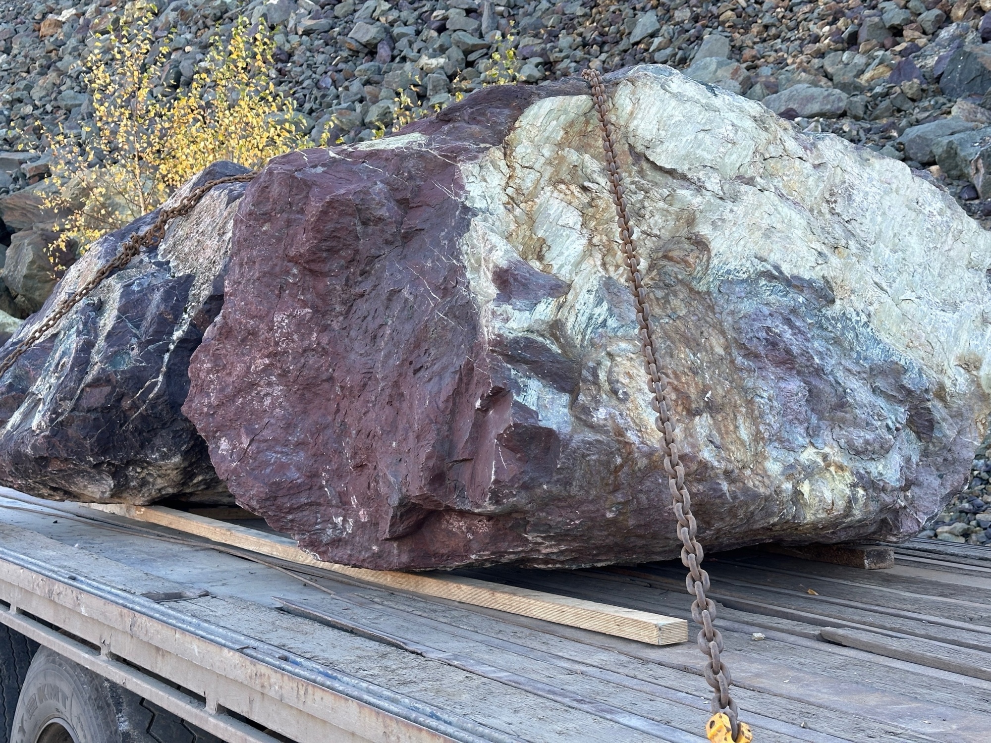 Огромные красно-фиолетовые валуны для ландшафтного дизайна весом более 5 тонн купить в Севастополе