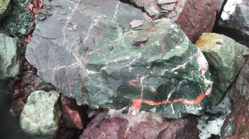 Гигантские зелёные валуны для ландшафтного дизайна весом более 5 тонн купить в Севастополе