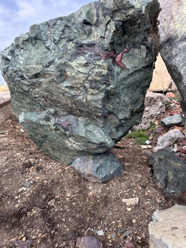 Гигантские зелёные валуны для ландшафтного дизайна весом более 5 тонн купить в Севастополе