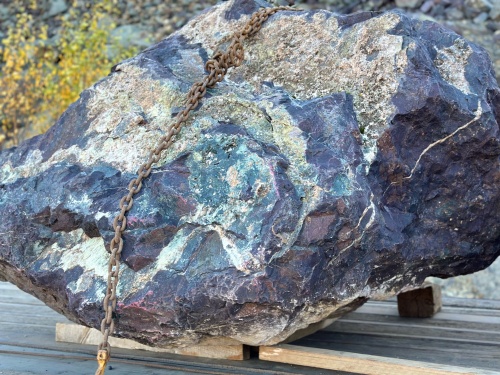 Огромные красно-фиолетовые валуны для ландшафтного дизайна весом более 5 тонн купить в Севастополе