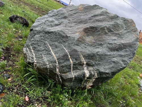 Гигантские зелёные валуны для ландшафтного дизайна весом более 5 тонн купить в Севастополе