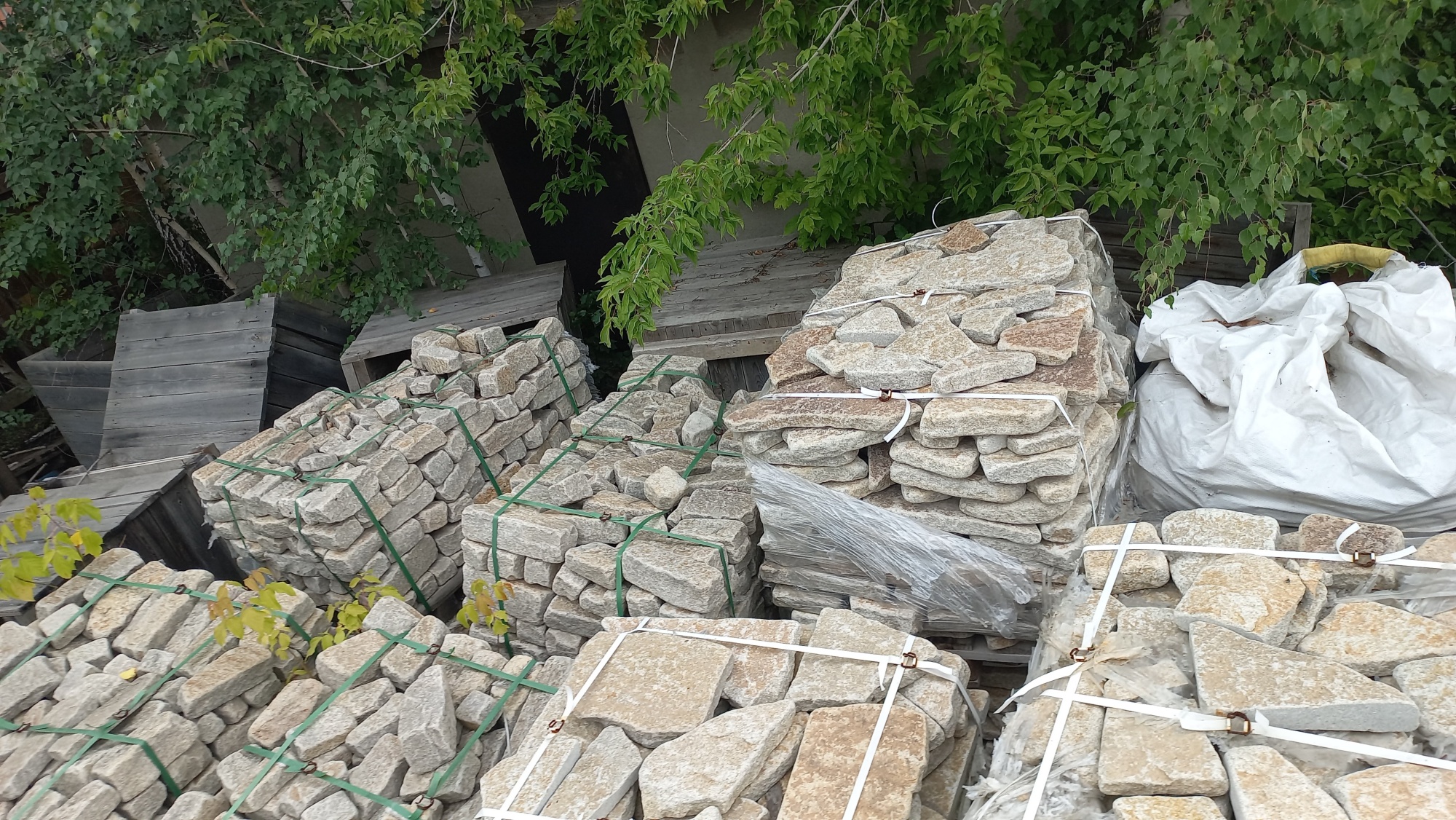 Плитняк гранитный галтованный купить в Севастополе