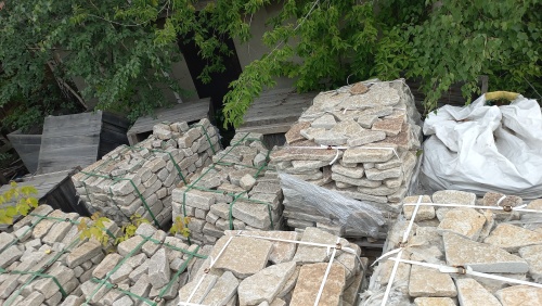 Гранитный плитняк галтованный для мощения купить в Севастополе