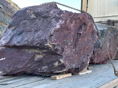 Огромные красно-фиолетовые валуны для ландшафтного дизайна весом более 5 тонн купить в Севастополе