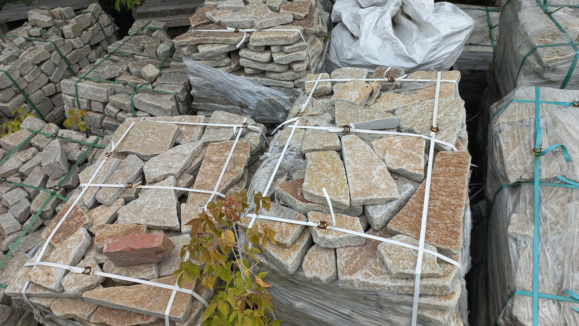 Плитняк гранитный галтованный купить в Севастополе