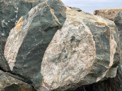 Гигантские зелёные валуны для ландшафтного дизайна весом более 5 тонн купить в Севастополе