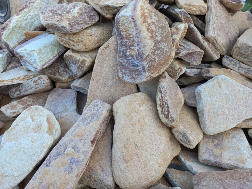 Златолит жёлтый, жёлто-зелёный глыбки и валуны для ланшафтного дизайна купить в Севастополе