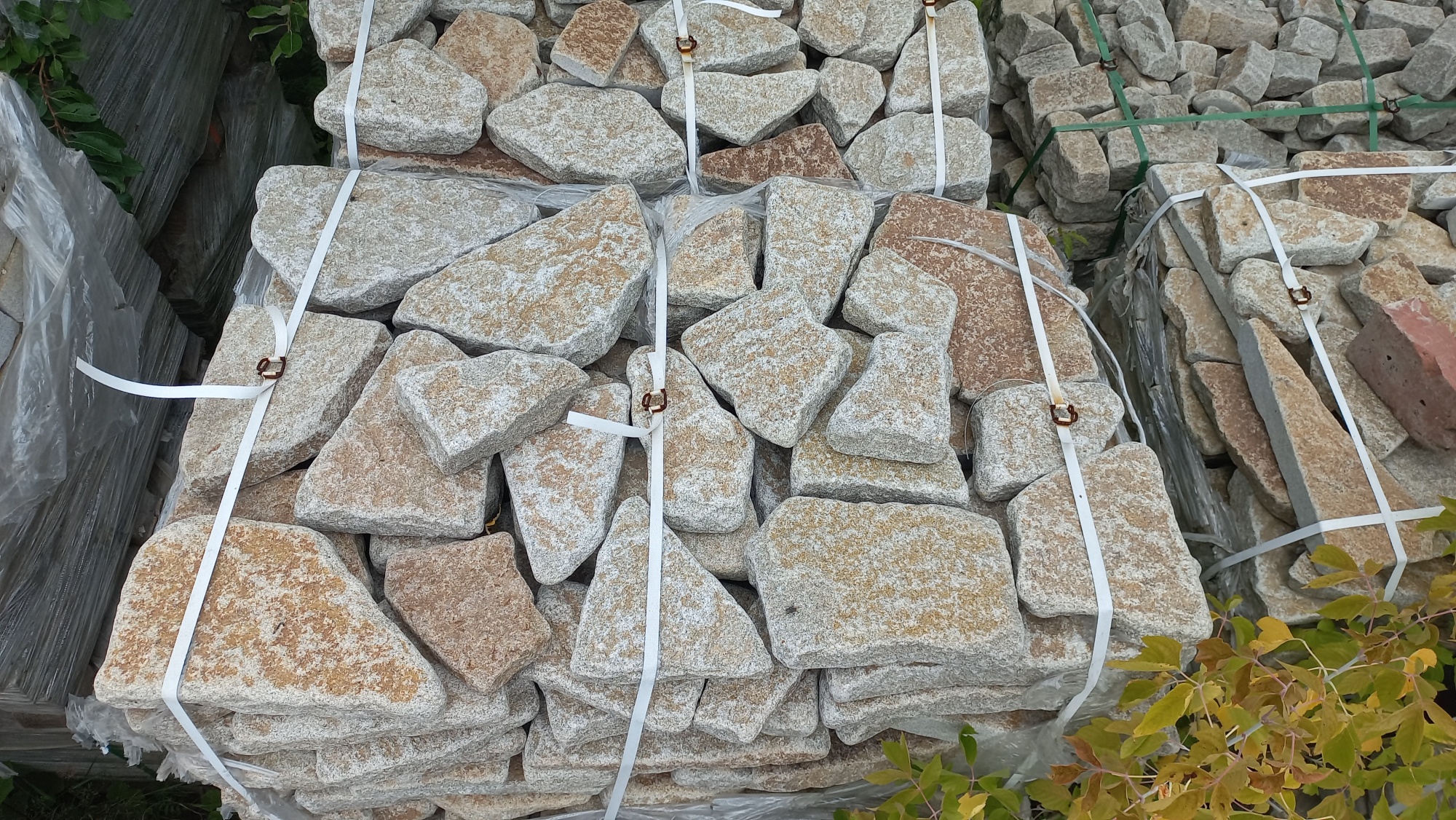 Плитняк галтованный гранитный для ландшафтного дизайна купить в Севастополе