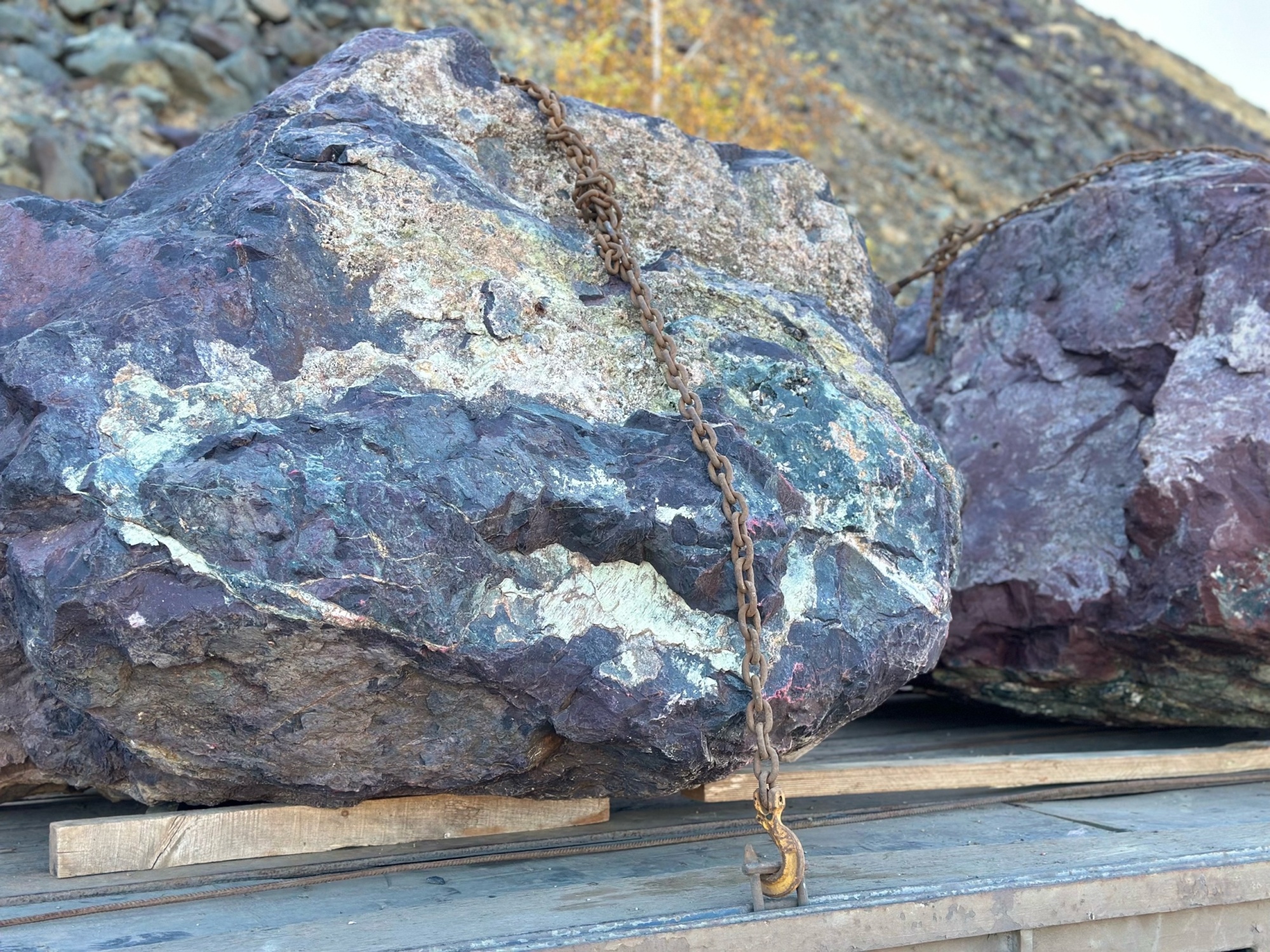 Огромные красно-фиолетовые валуны для ландшафтного дизайна весом более 5 тонн купить в Севастополе