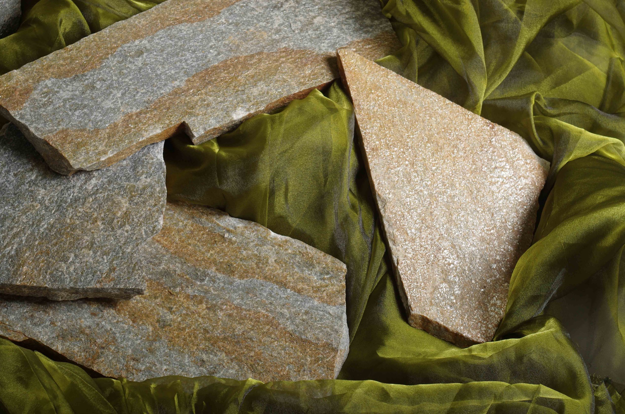 Плитняк златолит Уральский  для фасада купить в Севастополе